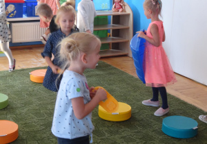 Dzieci szukają w sali elementów koloru wybranej kropki